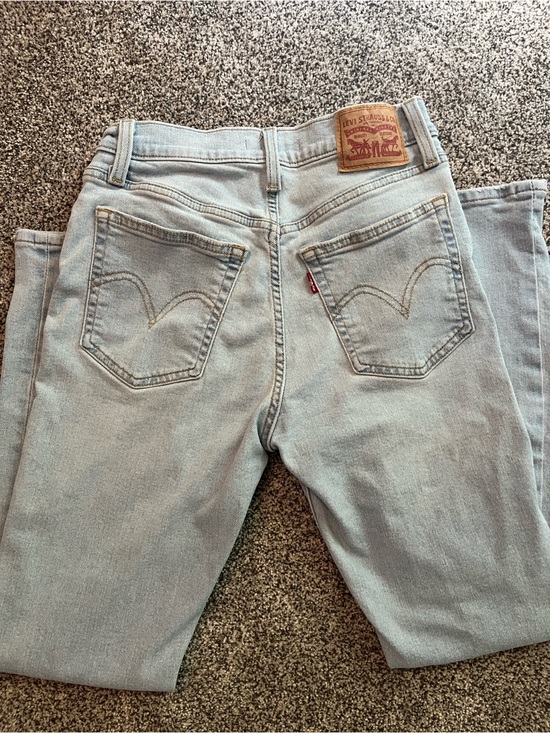 Levi's Denim - Women’s Levi's Women's light Blue Straight Leg jeans.